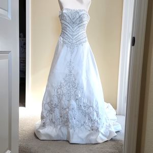 NWOT Allure Bridals Wedding Gown, Size 4